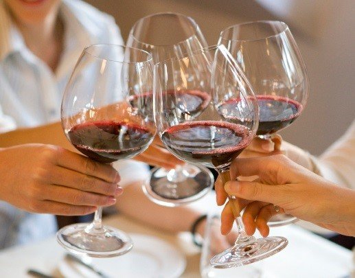 Wijn-drinken-met-vrienden.jpg